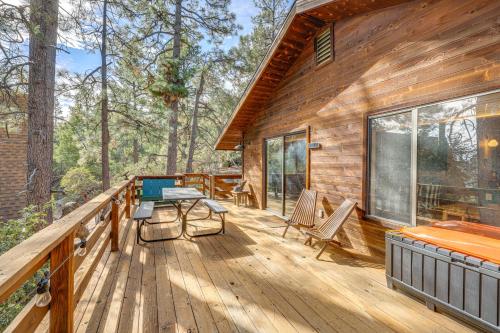Idyllwild Cabin with Deck and Tahquitz Peak Views in Pine Cove, Vereinigte Staaten von Amerika