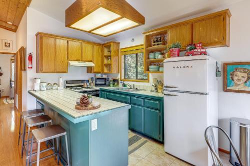 Idyllwild Cabin with Deck and Tahquitz Peak Views in Pine Cove, USA