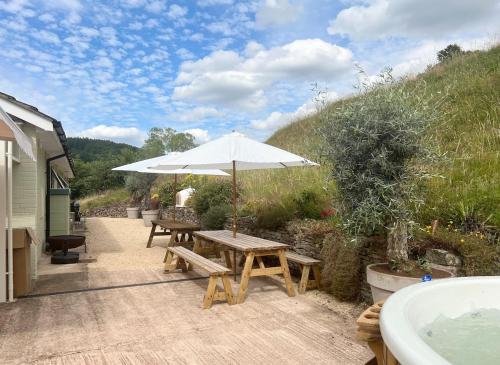 Hilly Haven & Luxury Wagon in the Forest of Dean in Newland