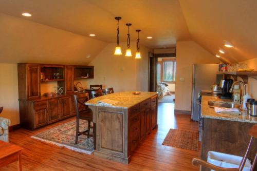 Deluxe Getaway Rental in a Mountain Cabin near Lake McDonald, Montana in West Glacier (MT)