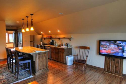 Deluxe Getaway Rental in a Mountain Cabin near Lake McDonald, Montana in West Glacier (MT)