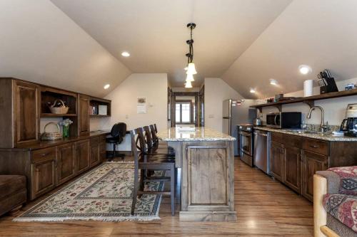 Deluxe Getaway Rental in a Mountain Cabin near Lake McDonald, Montana in West Glacier (MT)