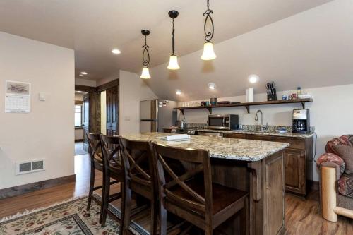 Deluxe Getaway Rental in a Mountain Cabin near Lake McDonald, Montana in West Glacier (MT)