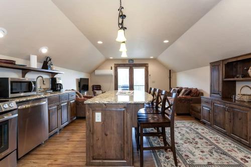 Deluxe Getaway Rental in a Mountain Cabin near Lake McDonald, Montana in West Glacier (MT)