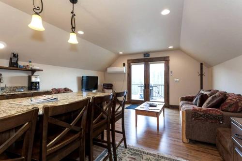 Deluxe Getaway Rental in a Mountain Cabin near Lake McDonald, Montana in West Glacier (MT)