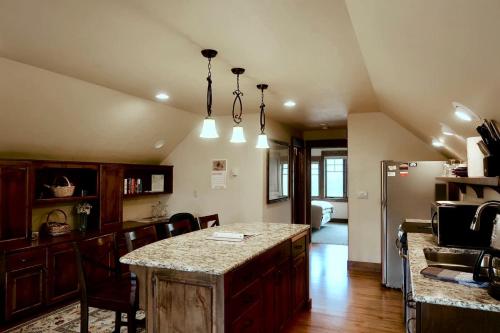 Deluxe Getaway Rental in a Mountain Cabin near Lake McDonald, Montana in West Glacier (MT)