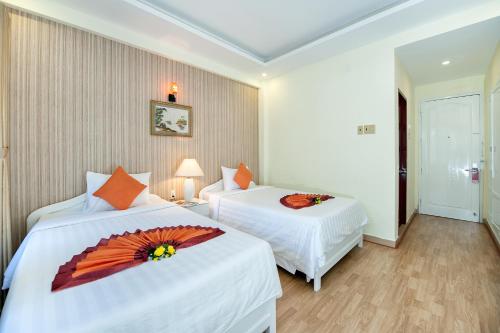 Deluxe Double or Twin Room with Pool View image 5