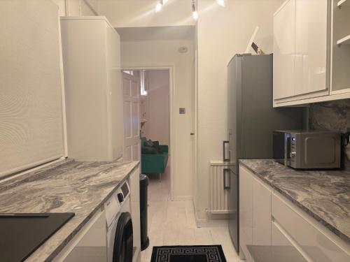 Spacious 2 Bed Apartment in Addlestone - image 9