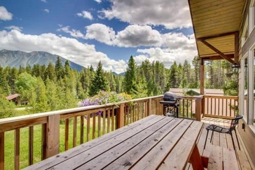 Sunny Mountain Cabin for a Group Getaway in West Glacier, Montana in 西冰河(蒙大拿州）