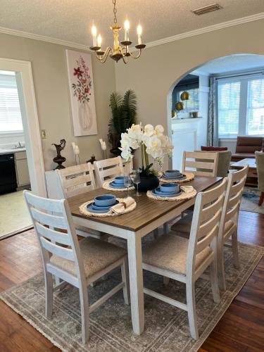 Charming 3BR Minutes to Moody AFB, Downtown & VSU in 華爾多斯塔