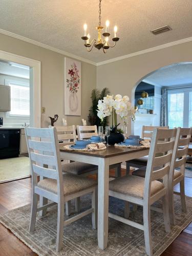 Charming 3BR Minutes to Moody AFB, Downtown & VSU in 華爾多斯塔