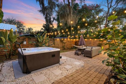 Boho Haven l Hot Tub l Walk to the Amp l Dogs OK – khách sạn tại Anastasia