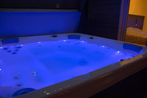 Karstais baseins, Ty-koad spa in Laz