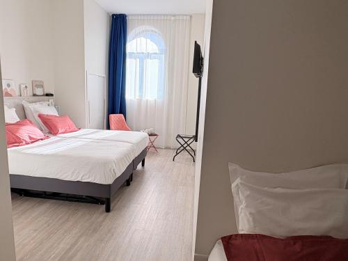 1 queen bed, 1 twin bed