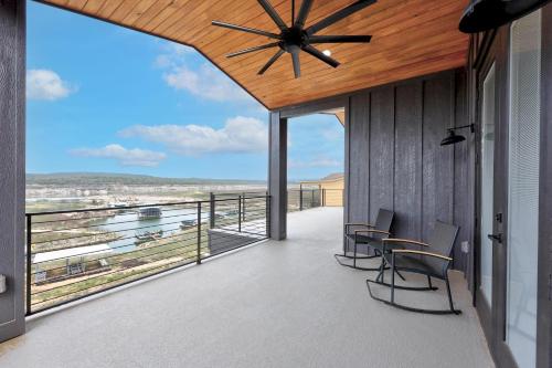 Varanda/terraço, Lakefront Retreat with Heated Swim Spa, Lakefront in Lago Vista (TX)
