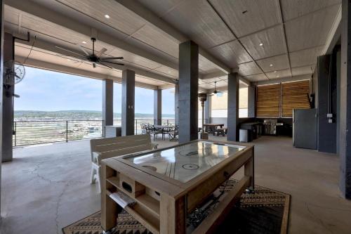 Varanda/terraço, Lakefront Retreat with Heated Swim Spa, Lakefront in Lago Vista (TX)