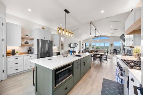 Lakefront Retreat with Heated Swim Spa, Lakefront in Lago Vista (TX)