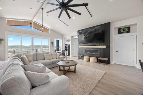Lakefront Retreat with Heated Swim Spa, Lakefront in Lago Vista (TX)