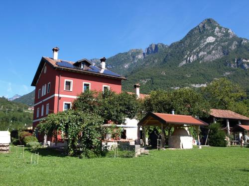 Attic loft with park in the shadow of the Dolomites in Sospirolo