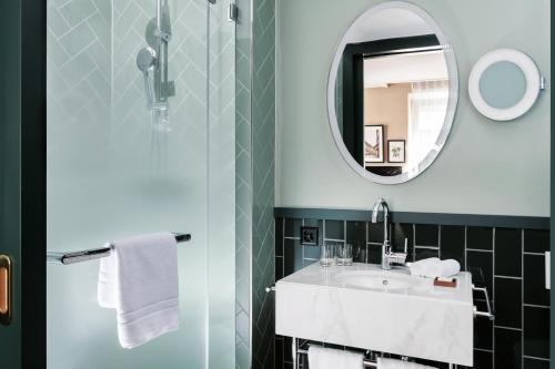 room detail thumbnail 2