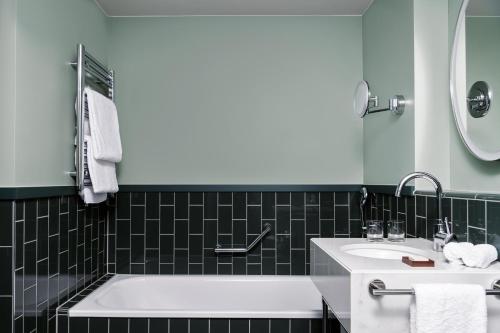 room detail thumbnail 2