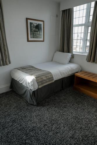 1 double bed, 1 twin bed