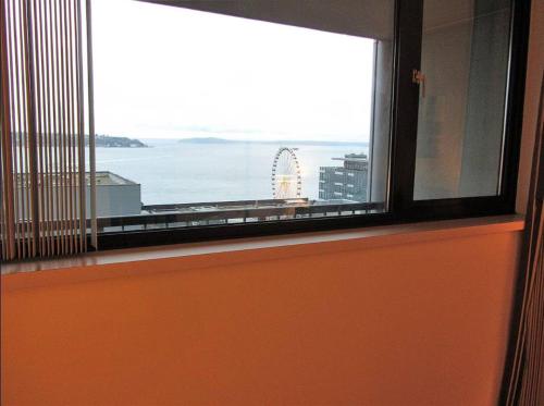 1 Block to Pike Place Market Balcony Water View - image 5