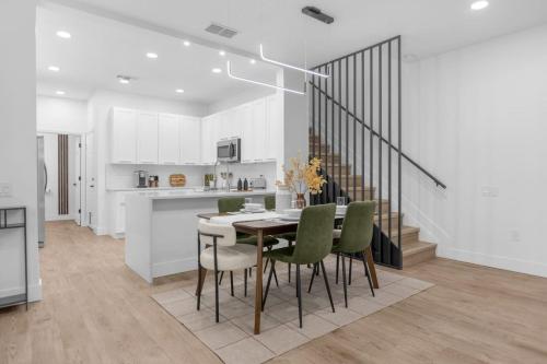 Kitchen, Modern Winter Park Townhome in Prime Location in Orlando East