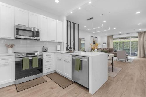 Kitchen, Modern Winter Park Townhome in Prime Location in Orlando East