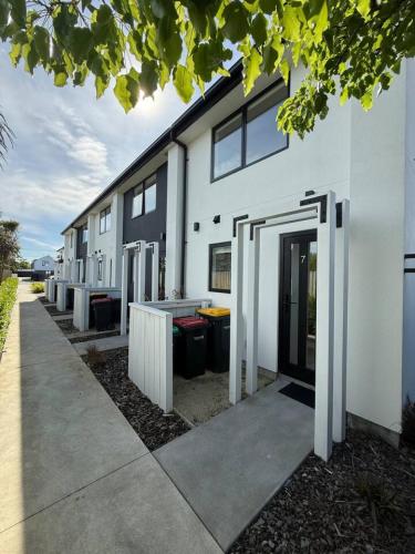 Modern 2-Bedroom Home with Backyard in Edgeware - image 4