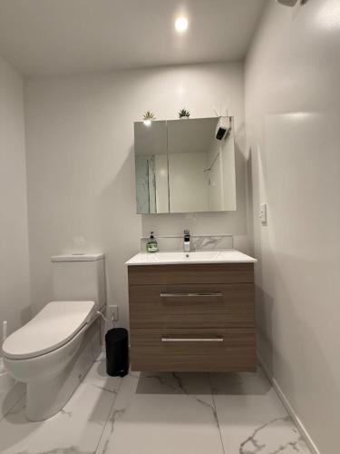 Modern 2-Bedroom Home with Backyard in Edgeware - image 2
