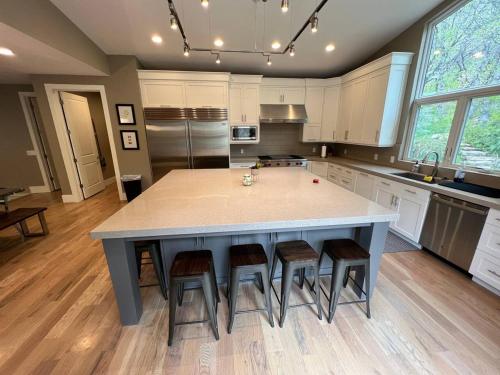 25-Bed, Amenity-Rich Estate in a Private Forest in 斯普林城