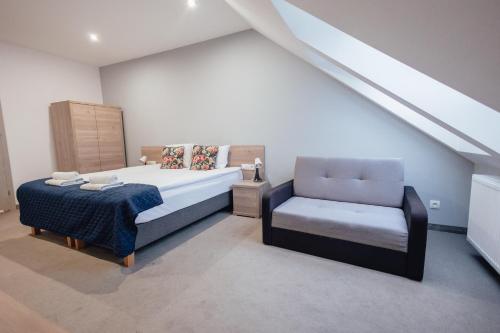 2 twin beds, 1 sofa bed