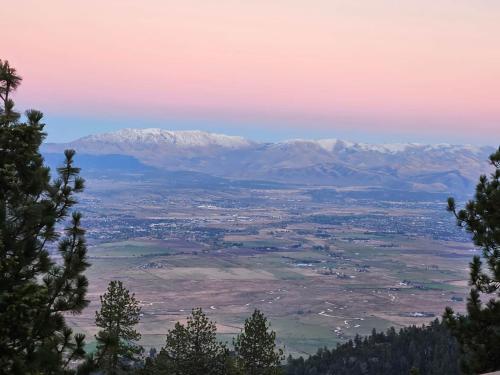 Heavenly Stagecoach Ski Retreat - image 2