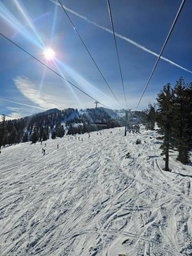 Heavenly Stagecoach Ski Retreat - image 12