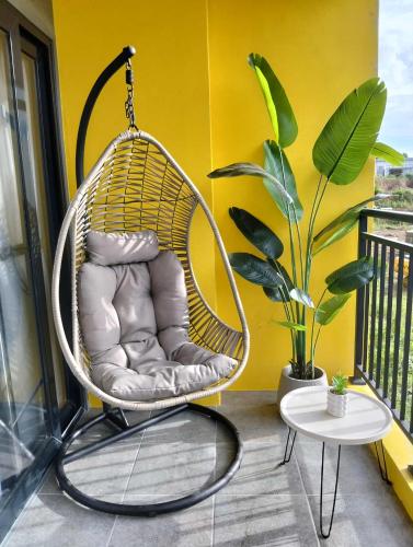 Luxurious studio with cosy balcony, close to the airport and malls in Cabantian