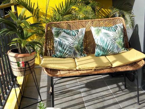 Luxurious studio with cosy balcony, close to the airport and malls in Cabantian