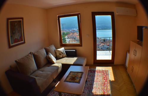 Family Apartment with Balcony and Lake View