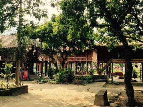 Linh Soi Homestay Linh Soi Homestay is conveniently located in the popular Mai Chau area. Offering a variety of facilities and services, the property provides all you need for a good nights sleep. Service-minded staff