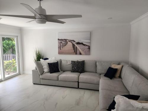 Jupiter Poolside Paradise Waterfront Luxury House with Boat Lift in Tequesta