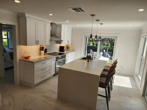 Jupiter Poolside Paradise Waterfront Luxury House with Boat Lift in Tequesta