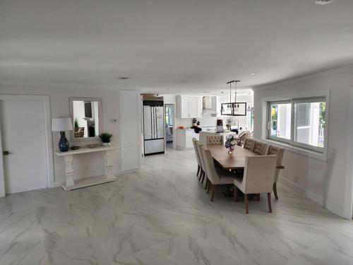Jupiter Poolside Paradise Waterfront Luxury House with Boat Lift in Tequesta