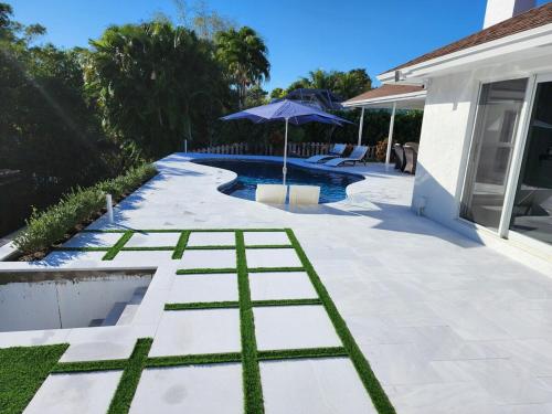 Jupiter Poolside Paradise Waterfront Luxury House with Boat Lift in Tequesta