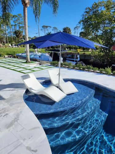 Jupiter Poolside Paradise Waterfront Luxury House with Boat Lift in Tequesta