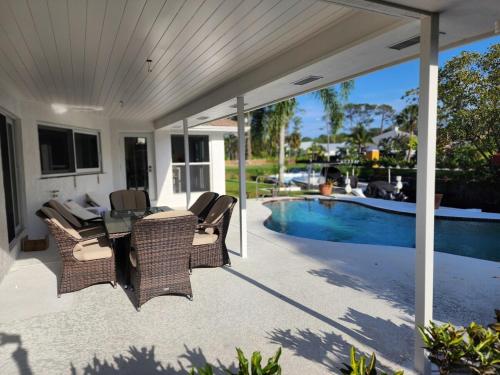 Jupiter Poolside Paradise Waterfront Luxury House with Boat Lift in Tequesta