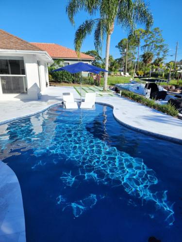 Jupiter Poolside Paradise Waterfront Luxury House with Boat Lift in Tequesta
