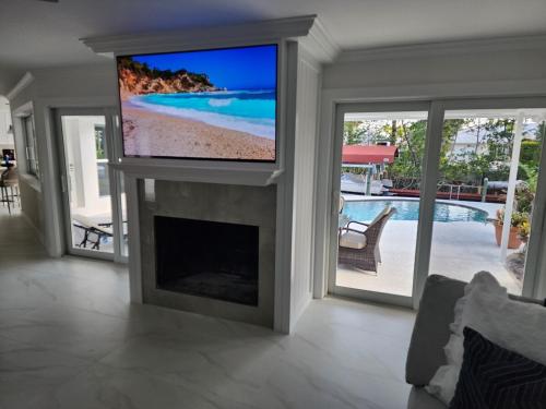 Jupiter Poolside Paradise Waterfront Luxury House with Boat Lift in Tequesta