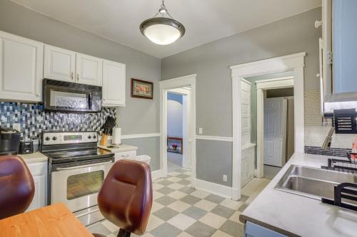1 Mi to Lake Michigan! Urban Racine Apartment in Racine (Wisconsin)