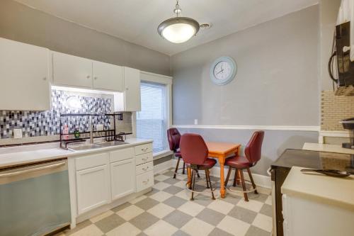 1 Mi to Lake Michigan! Urban Racine Apartment in Racine (Wisconsin)