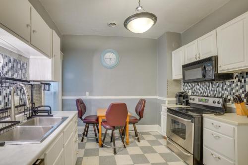 1 Mi to Lake Michigan! Urban Racine Apartment in Racine (Wisconsin)